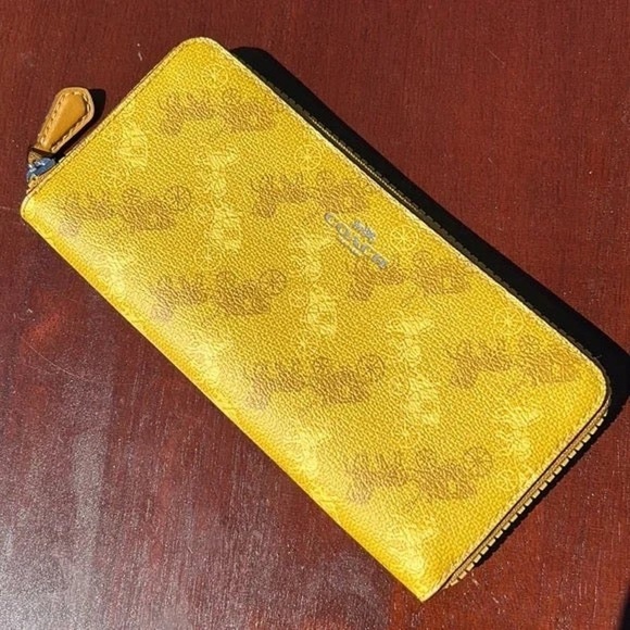 NWT $223 Coach yellow accordion zip wallet - Picture 1 of 16
